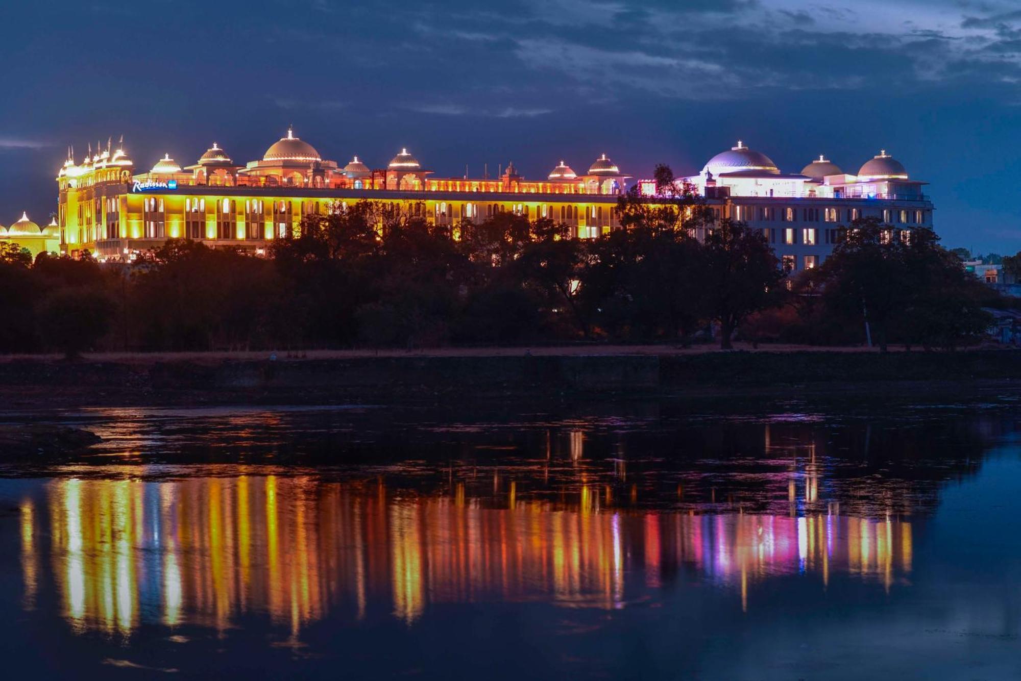 Radisson Blu Udaipur Palace Resort & Spa Exterior photo